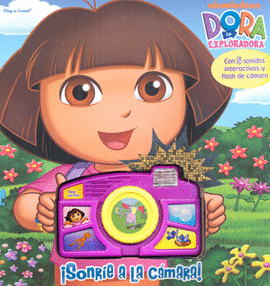 DORA LA EXPLORADORA SONRÍE A LA CÁMARA